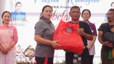Penyaluran bantuan sembako oleh TP PKK se-Bali kepada warga membutuhkan di Kabupaten Buleleng