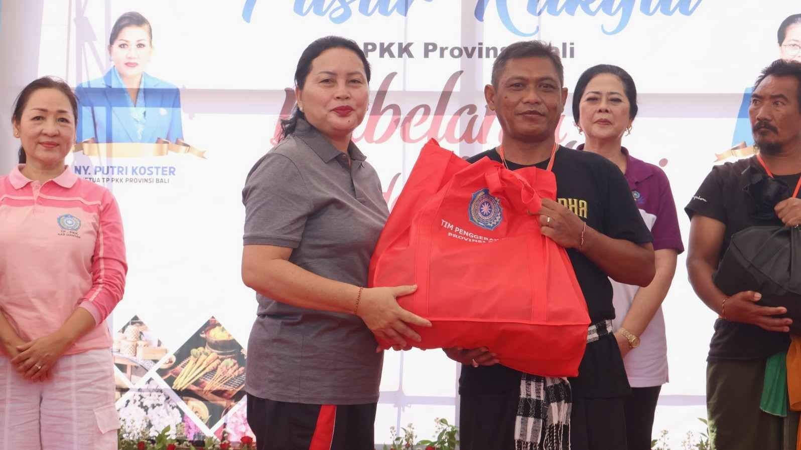 Penyaluran bantuan sembako oleh TP PKK se-Bali kepada warga membutuhkan di Kabupaten Buleleng