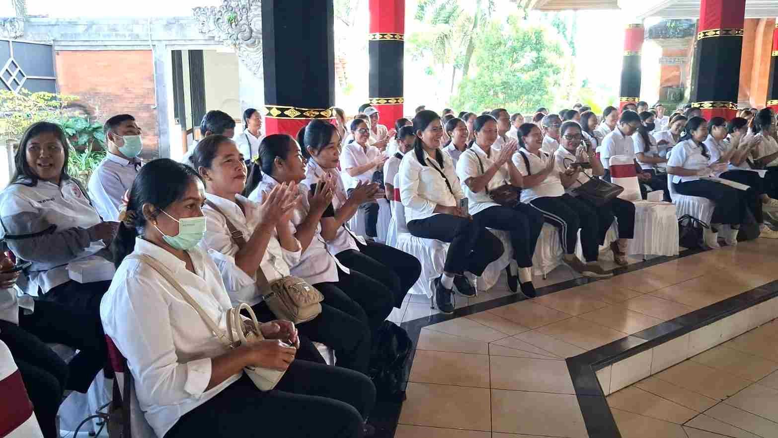 Dinas PMD Gianyar menggelar peningkatan kapasitas dan pelatihan 6 SPM bagi kader Posyandu di Balai Budaya