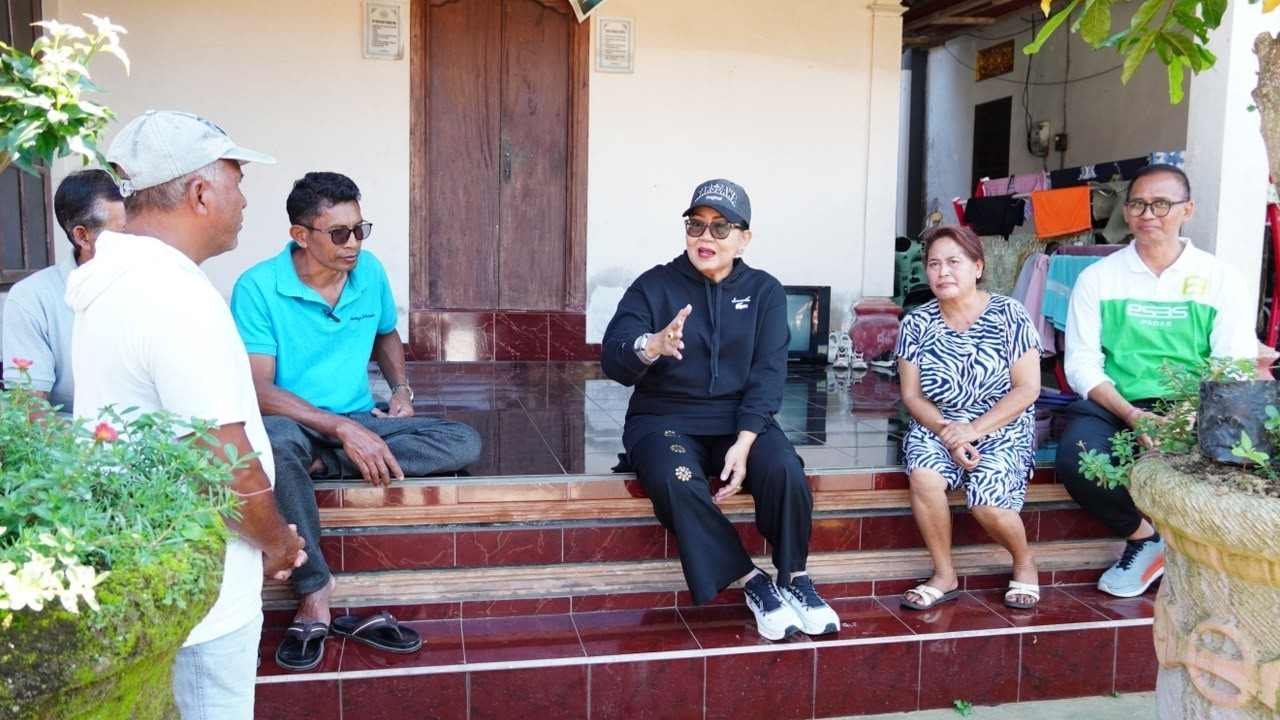 Ny. Putri Koster menyerahkan hadiah Rp20 juta untuk penataan telajakan desa di Petang Badung