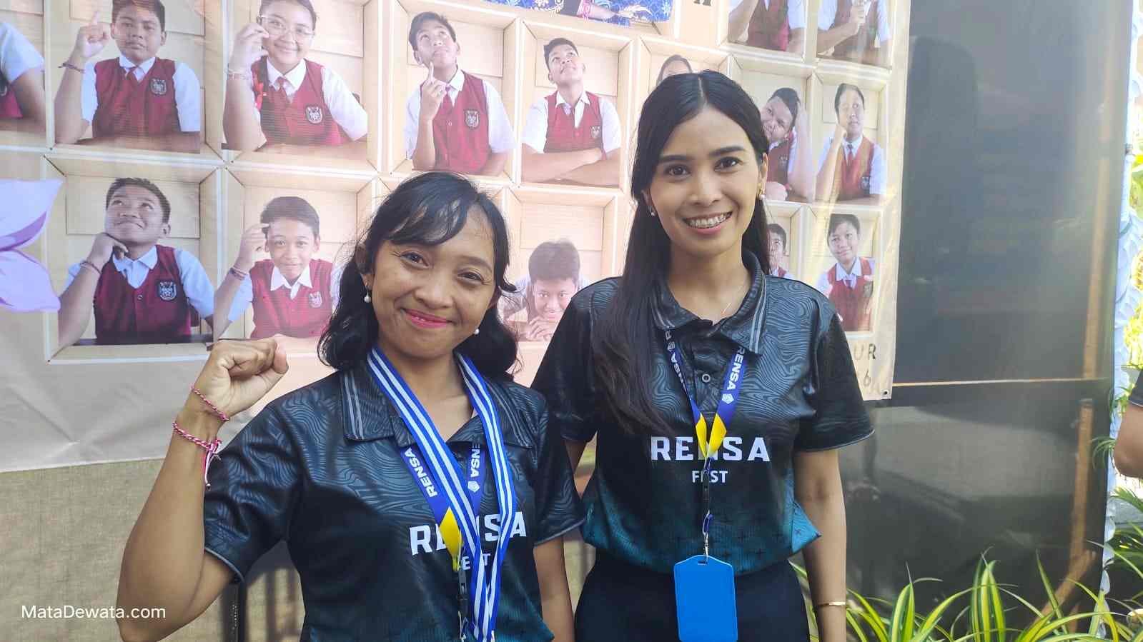 Kepala SD Negeri 2 Sanur, Lia Widiastuti (kiri) didampingi Wali Kelas VI, Ni Wayan Damiasih (tengah) dan satu orang guru yang juga mantan ke