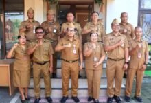 Sekda Kota Denpasar Eddy Mulya memimpin apel disiplin ASN di Kantor Camat Denpasar Timur