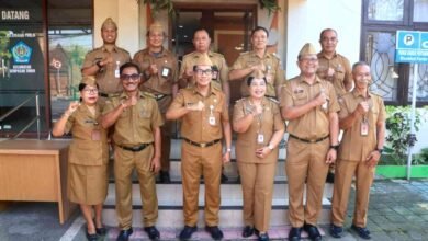 Sekda Kota Denpasar Eddy Mulya memimpin apel disiplin ASN di Kantor Camat Denpasar Timur
