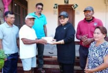 Ny. Putri Koster menyerahkan hadiah Rp20 juta untuk penataan telajakan desa di Petang Badung