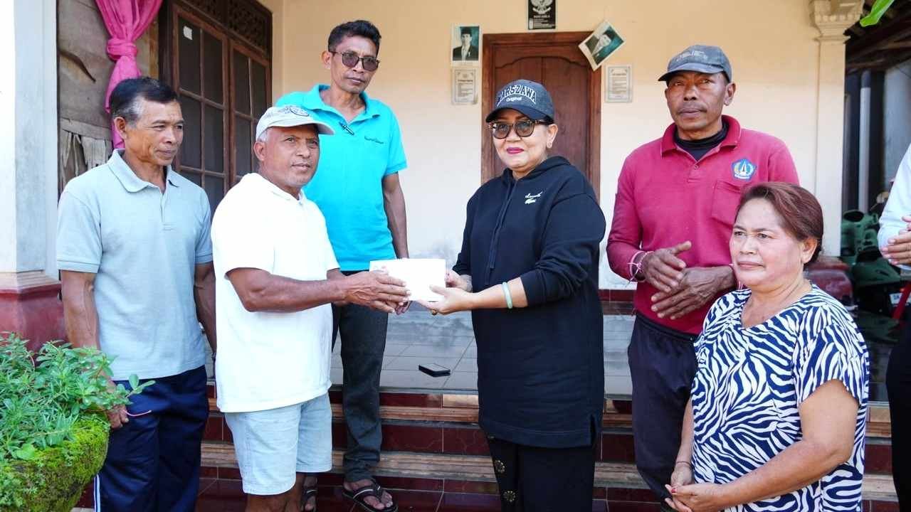 Ny. Putri Koster menyerahkan hadiah Rp20 juta untuk penataan telajakan desa di Petang Badung