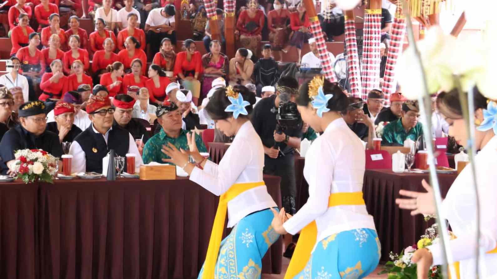 Bupati Sanjaya dorong sinergi pariwisata dan budaya di panggung seni Ulun Danu Beratan