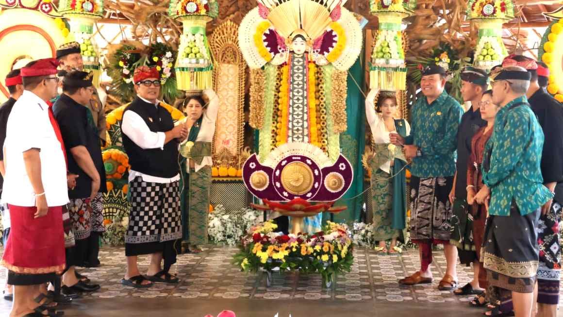 Bupati Sanjaya buka Parade Gebogan dan Baleganjur untuk dukung wisata budaya di Bedugul