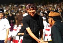 Wakil Bupati Klungkung Tjokorda Gde Surya Putra bersama Ny. Kusuma Surya Putra saat menghadiri pembukaan PKB XLVIII di Panggung Terbuka Ardha Candra