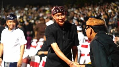 Wakil Bupati Klungkung Tjokorda Gde Surya Putra bersama Ny. Kusuma Surya Putra saat menghadiri pembukaan PKB XLVIII di Panggung Terbuka Ardha Candra