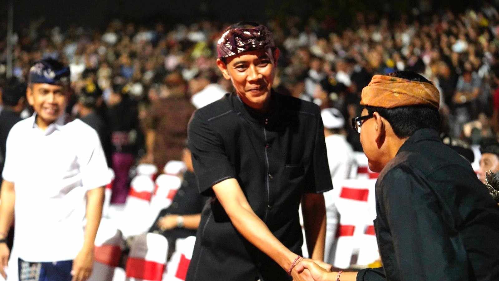 Wakil Bupati Klungkung Tjokorda Gde Surya Putra bersama Ny. Kusuma Surya Putra saat menghadiri pembukaan PKB XLVIII di Panggung Terbuka Ardha Candra