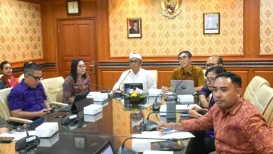 Wali Kota Denpasar Jaya Negara mengikuti presentasi validasi data IPKD secara daring