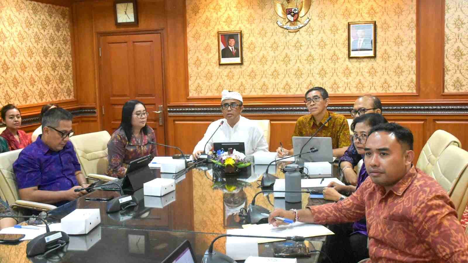 Wali Kota Denpasar Jaya Negara mengikuti presentasi validasi data IPKD secara daring