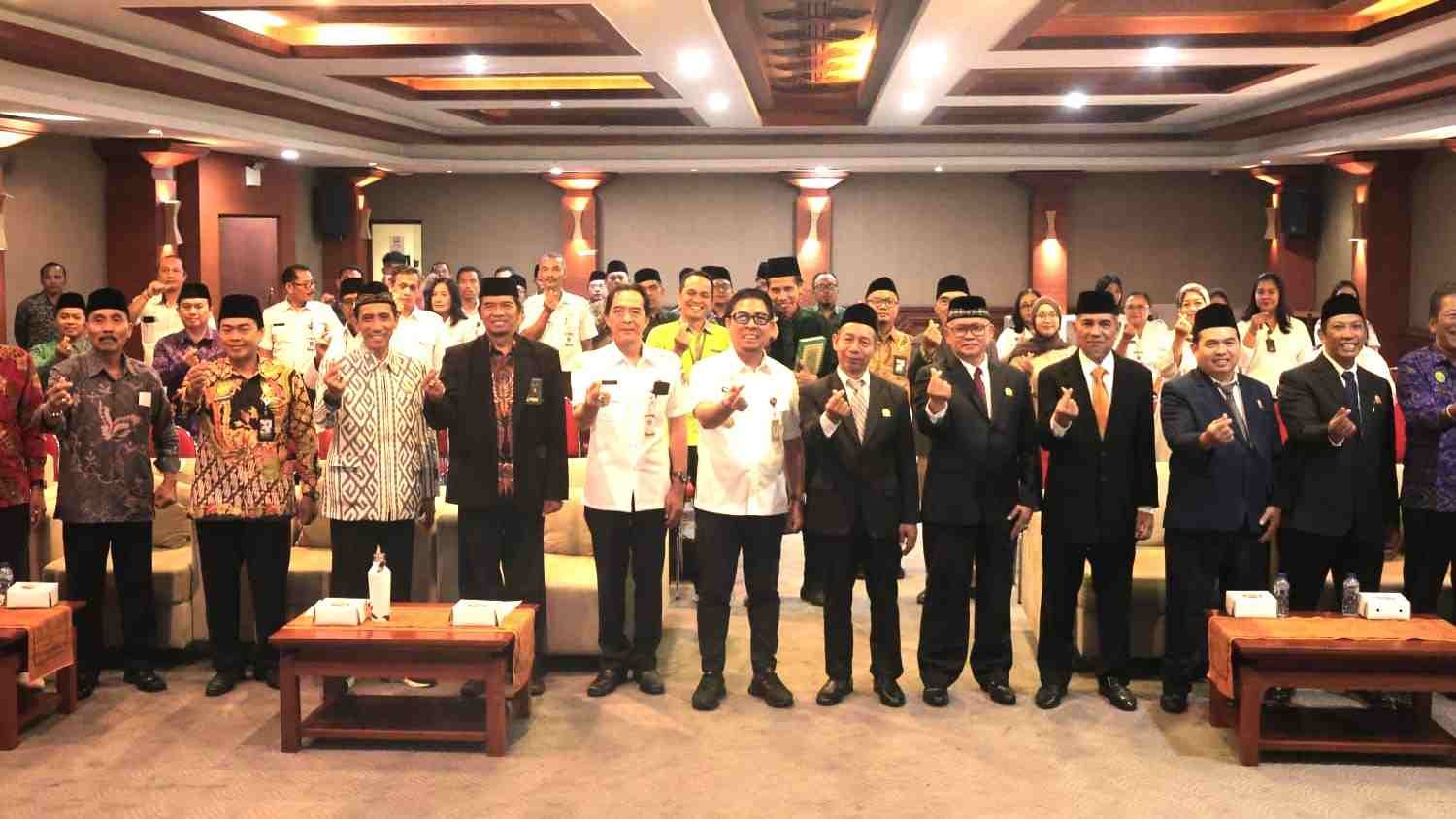 Wakil Walikota Denpasar Kadek Agus Arya Wibawa melantik jajaran pengurus BAZNAS Kota Denpasar di Gedung Sewaka Dharma