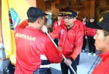 Wawali Arya Wibawa lepas resmi kontingen Porjar Kota Denpasar di halaman Kantor Wali Kota