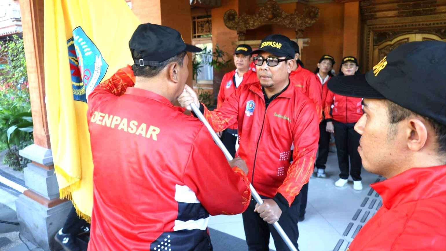 Wawali Arya Wibawa lepas resmi kontingen Porjar Kota Denpasar di halaman Kantor Wali Kota