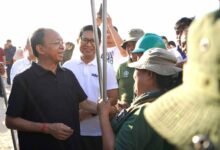 Gubernur Bali Wayan Koster memimpin aksi bersih sampah di Pantai Samuh Badung