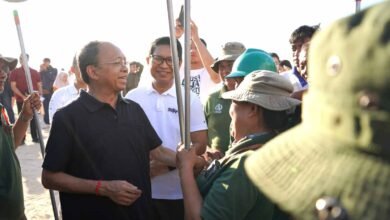 Gubernur Bali Wayan Koster memimpin aksi bersih sampah di Pantai Samuh Badung