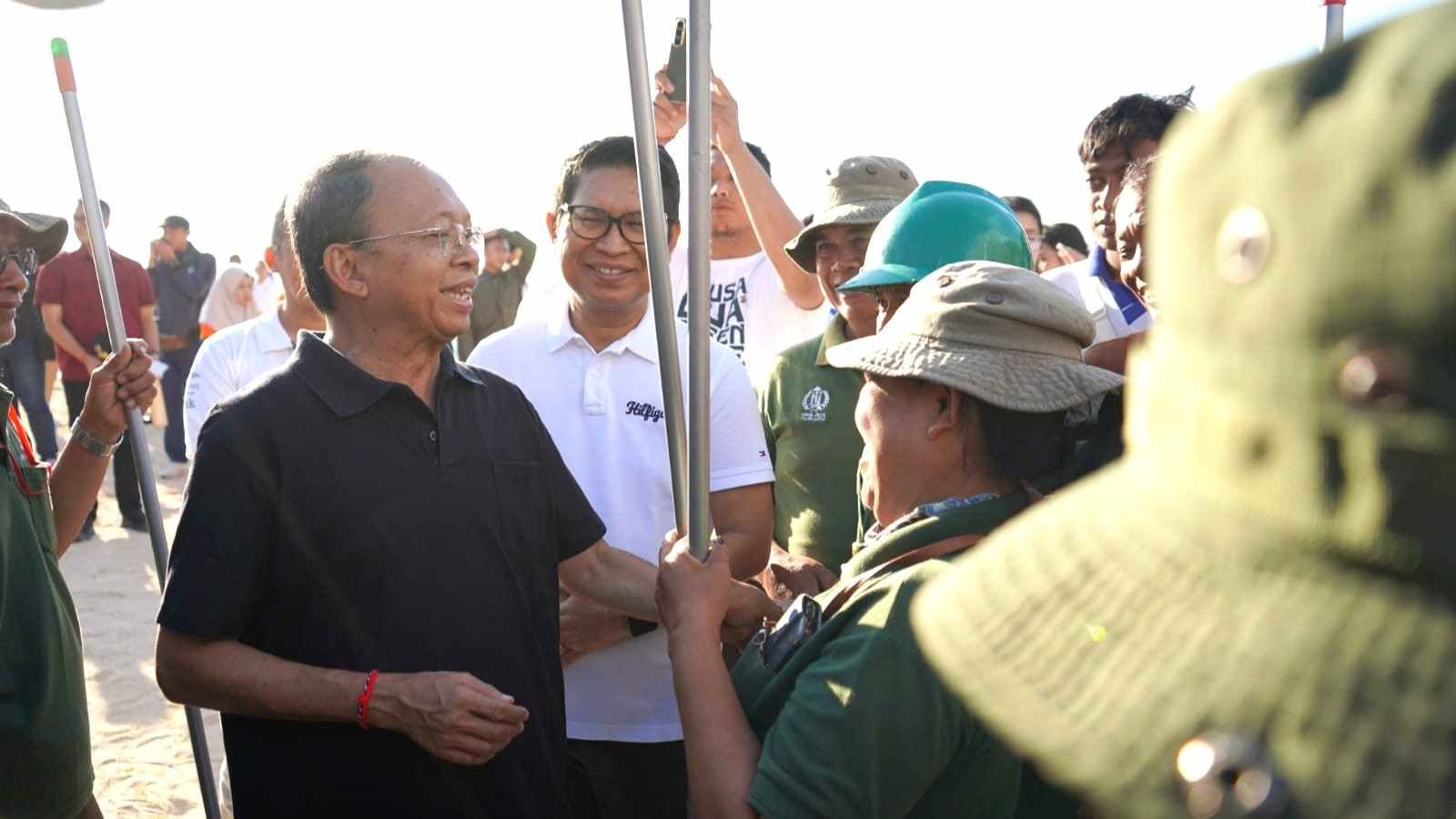 Gubernur Bali Wayan Koster memimpin aksi bersih sampah di Pantai Samuh Badung