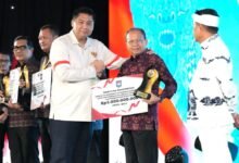 Gubernur Bali Wayan Koster menerima penghargaan peringkat pertama nasional dari Kemendagri di Yogyakarta
