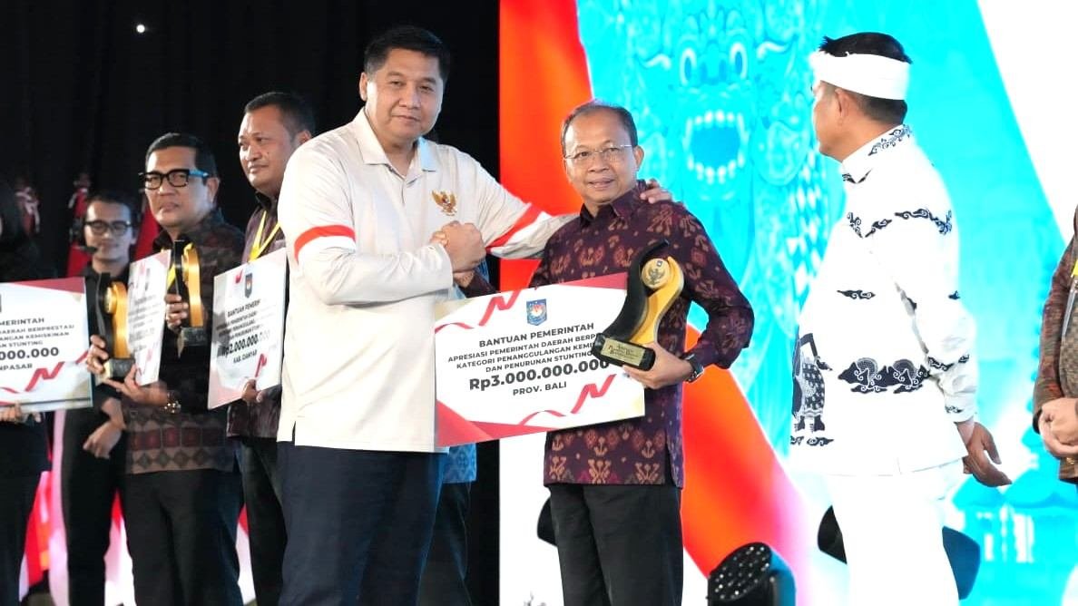 Gubernur Bali Wayan Koster menerima penghargaan peringkat pertama nasional dari Kemendagri di Yogyakarta