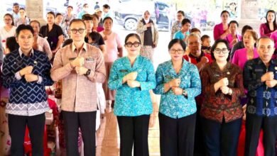 Foto: Ketua TP PKK Kabupaten Tabanan, Ny. Rai Wahyuni Sanjaya, saat mendampingi kegiatan Aksi Sosial Bergerak dan Berbagi Tahap II di Tabanan