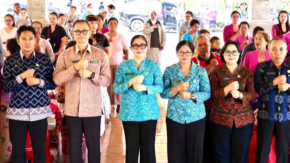 Foto: Ketua TP PKK Kabupaten Tabanan, Ny. Rai Wahyuni Sanjaya, saat mendampingi kegiatan Aksi Sosial Bergerak dan Berbagi Tahap II di Tabanan