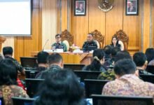 Sekda Badung Surya Suamba menghadiri monitoring implementasi indikator Kabupaten Ber-Aksi oleh KPK RI di Inspektorat Badung