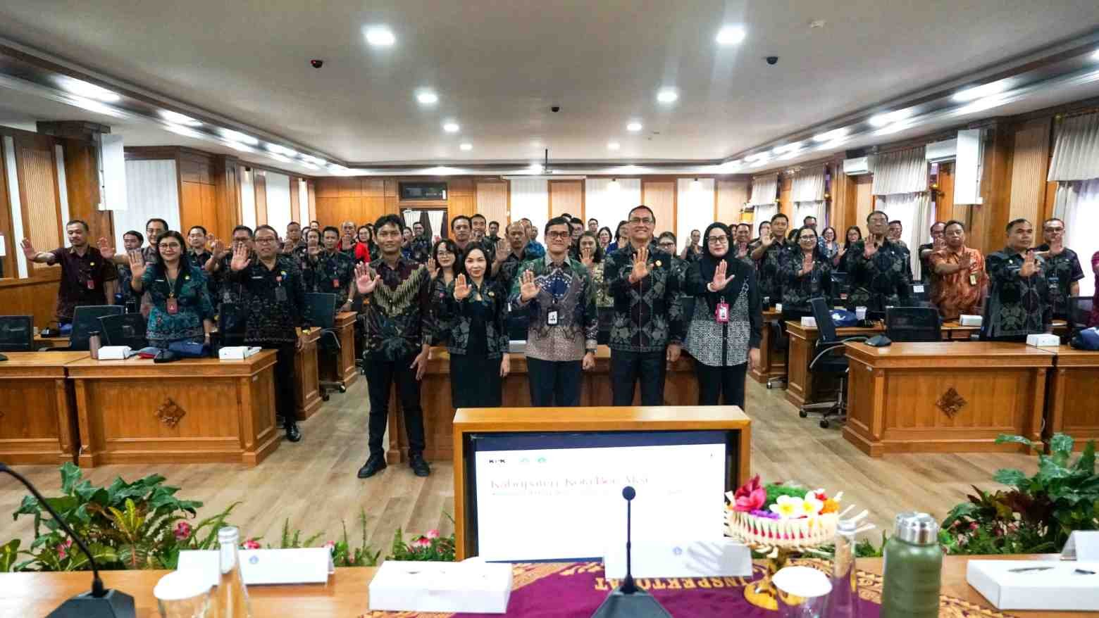 Sekda Badung IB Surya Suamba saat menyimak arahan dan pemaparan indikator pencegahan korupsi dari Waka Satgas Dit. Permas KPK RI Ariz Dedy Arham di Ruang Rapat Satya Gosana I