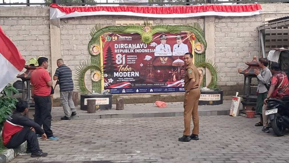 Foto: Aktifitas menghias Kantor antar Organisasi Perangkat Daerah (OPD) serta Perumda Kabupaten Tabanan