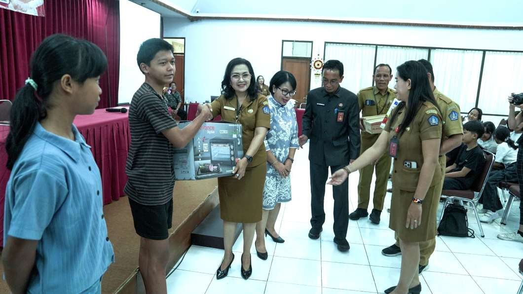 Ketua K3S Badung Rasniathi Adi Arnawa membuka pelatihan membuat kue untuk anak yatim piatu di Mengwi