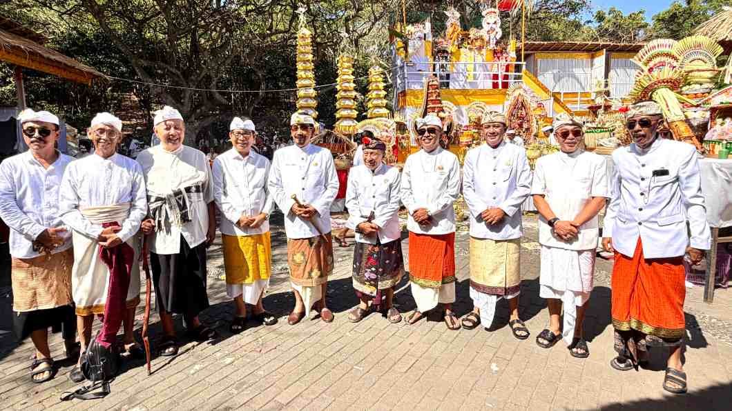 Bupati Badung Adi Arnawa dan Wakil Bupati Bagus Alit Sucipta menghadiri upacara Tawur Balik Sumpah di Pura Luhur Uluwatu