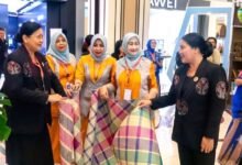 Ketua Dekranasda Bali Ny. Putri Koster promosikan kriya unggulan di pameran HUT Ke-45 Dekranas Makassar