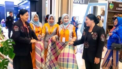 Ketua Dekranasda Bali Ny. Putri Koster promosikan kriya unggulan di pameran HUT Ke-45 Dekranas Makassar