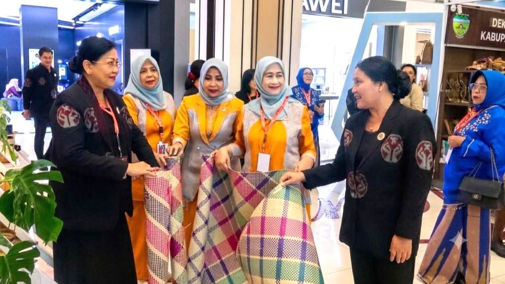 Ketua Dekranasda Bali Ny. Putri Koster promosikan kriya unggulan di pameran HUT Ke-45 Dekranas Makassar
