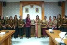 Ketua GOW Badung Yunita Alit Sucipta menerima kunjungan kerja pengurus GOW Kabupaten Sekadau di Puspem Badung