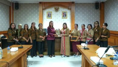 Ketua GOW Badung Yunita Alit Sucipta menerima kunjungan kerja pengurus GOW Kabupaten Sekadau di Puspem Badung