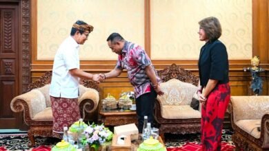 Foto: Bupati Wayan Adi Arnawa saat menerima kunjungan kerja Bupati Manggarai, Herybertus G. L. Nabit, bersama Ketua TP PKK Kabupaten Manggarai, Nyonya Meldiyanti Hagur Nabit, di Puspem Badung