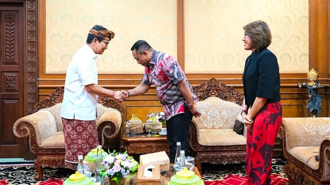 Foto: Bupati Wayan Adi Arnawa saat menerima kunjungan kerja Bupati Manggarai, Herybertus G. L. Nabit, bersama Ketua TP PKK Kabupaten Manggarai, Nyonya Meldiyanti Hagur Nabit, di Puspem Badung