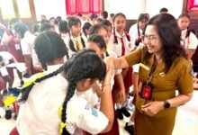 Bunda Anti Narkoba Badung Nyonya Rasniathi Adi Arnawa beri sosialisasi bahaya narkoba saat MPLS di SMPN 3 Kuta