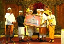 Bupati Badung Adi Arnawa menyerahkan bantuan hibah dalam Karya Ngusaba Desa Adat Sempidi