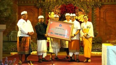 Bupati Badung Adi Arnawa menyerahkan bantuan hibah dalam Karya Ngusaba Desa Adat Sempidi