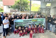 Pegadaian Praya serahkan bantuan material bangunan untuk ruang kelas baru di Lombok Tengah
