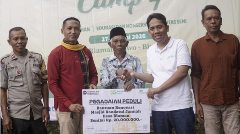 Penyerahan Pegadaian Peduli berupa bantuan renovasi Masjid Raodatul Jannah Desa Riamau senilai Rp20 juta