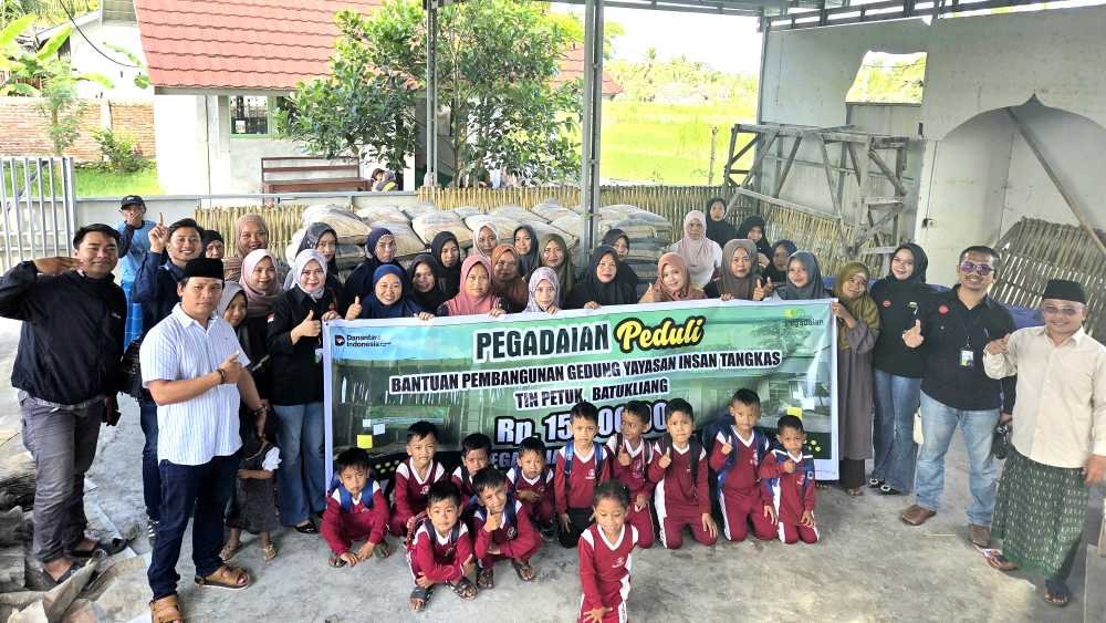 Pegadaian Praya serahkan bantuan material bangunan untuk ruang kelas baru di Lombok Tengah