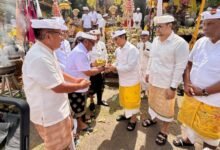 Bupati Adi Arnawa pimpin bhakti penganyar Pemkab Badung di Pura Mandara Giri Semeru Agung Lumajang