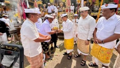 Bupati Adi Arnawa pimpin bhakti penganyar Pemkab Badung di Pura Mandara Giri Semeru Agung Lumajang