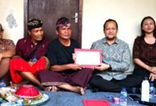 Wabup Bagus Alit Sucipta serahkan penghargaan tertib administrasi akta kematian di Abiansemal