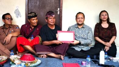 Wabup Bagus Alit Sucipta serahkan penghargaan tertib administrasi akta kematian di Abiansemal