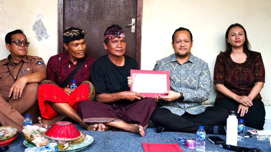 Wabup Bagus Alit Sucipta serahkan penghargaan tertib administrasi akta kematian di Abiansemal