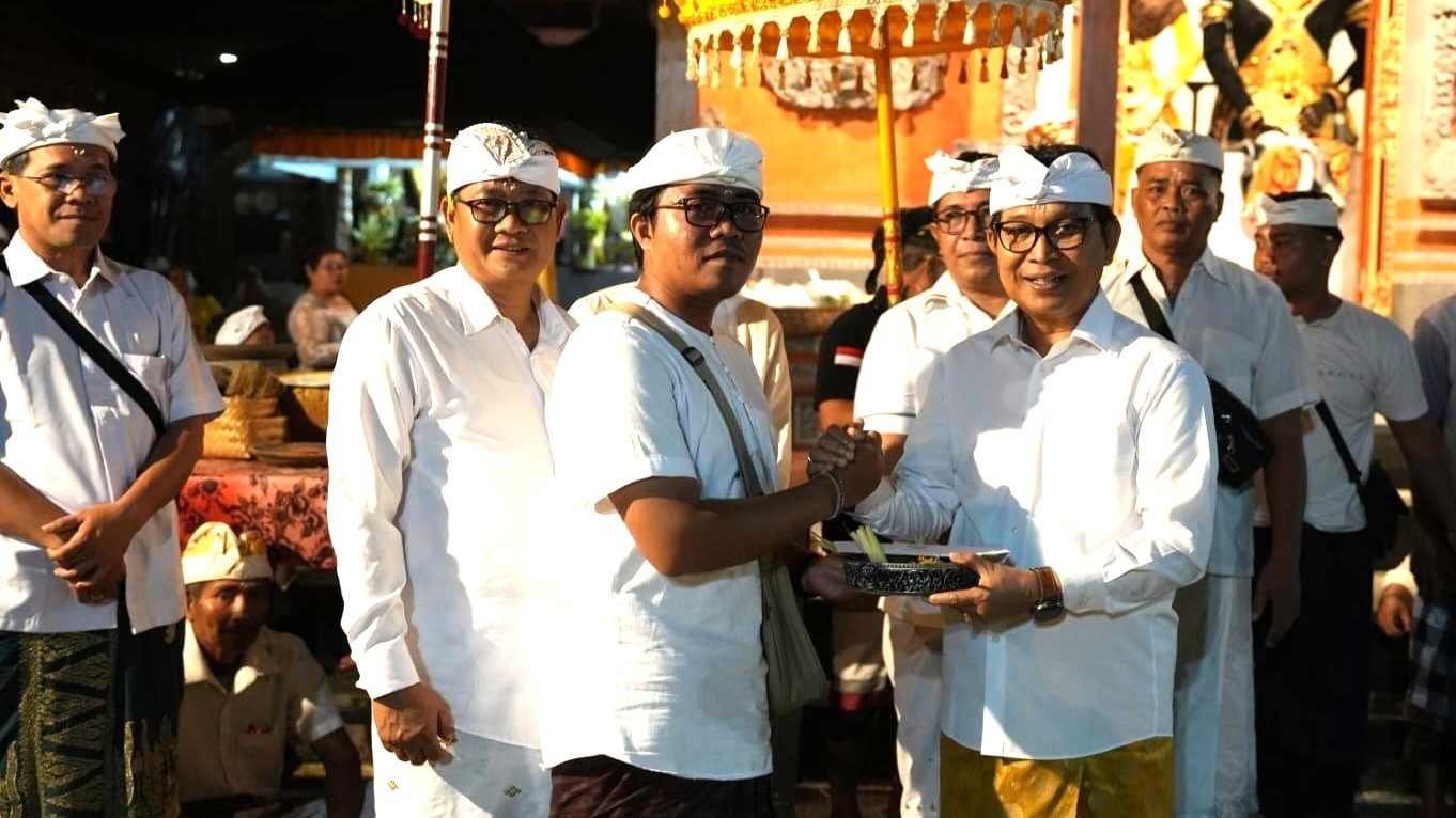 Bupati Badung Wayan Adi Arnawa hadiri tiga Pujawali di Darmasaba Abiansemal